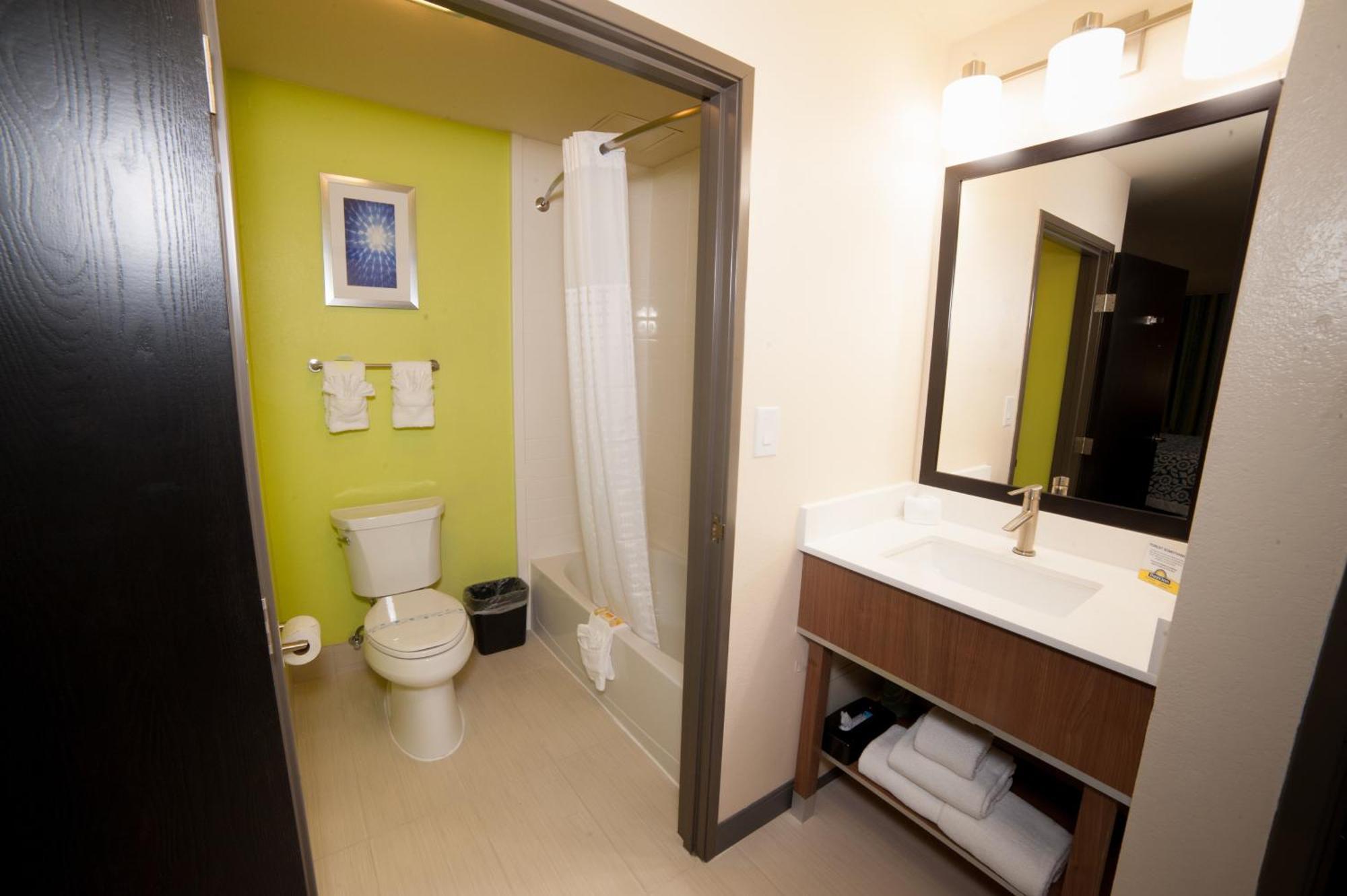 Arya Inn & Suites Фармърс Бранч Стая снимка