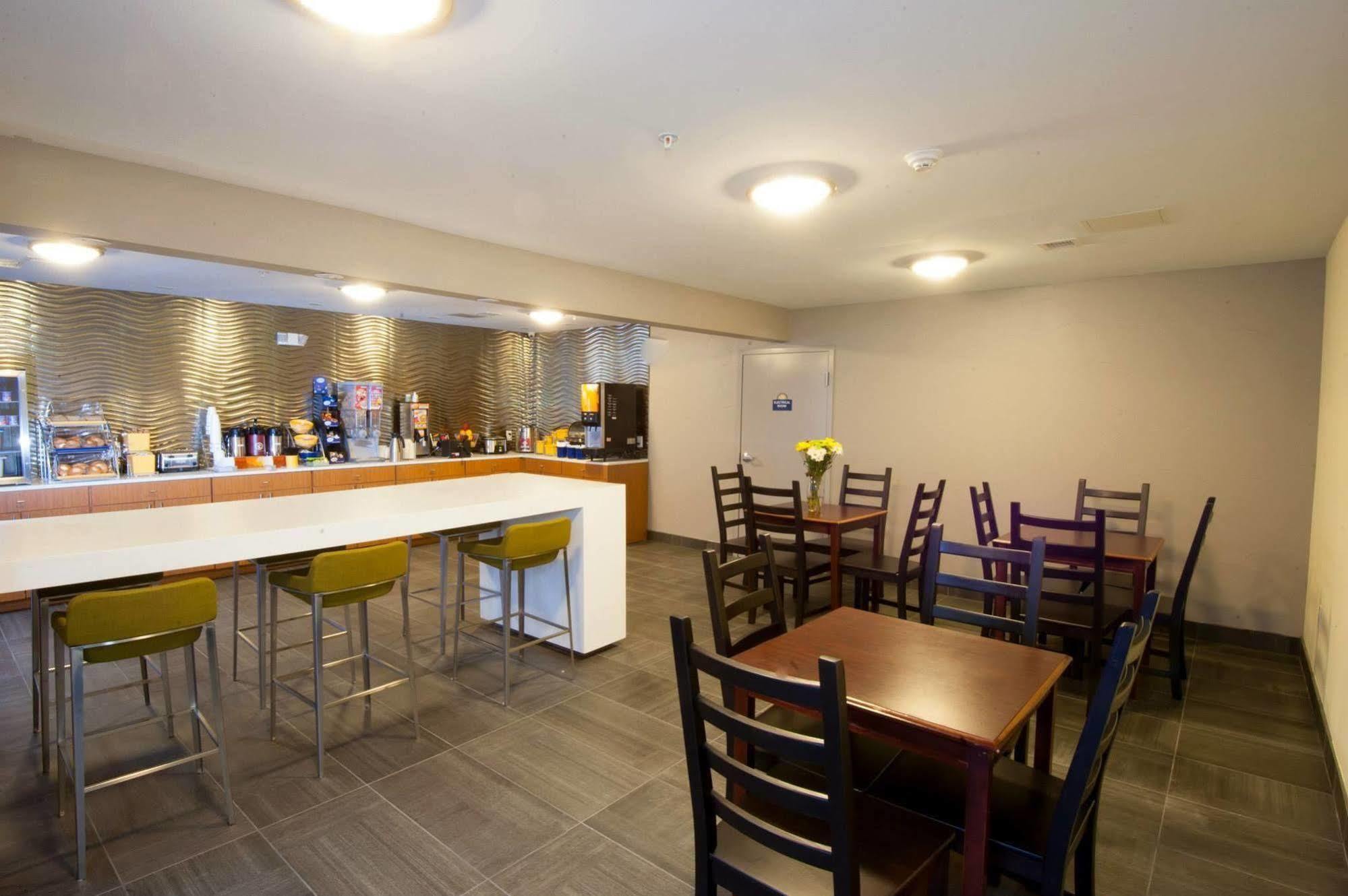 Arya Inn & Suites Фармърс Бранч Екстериор снимка