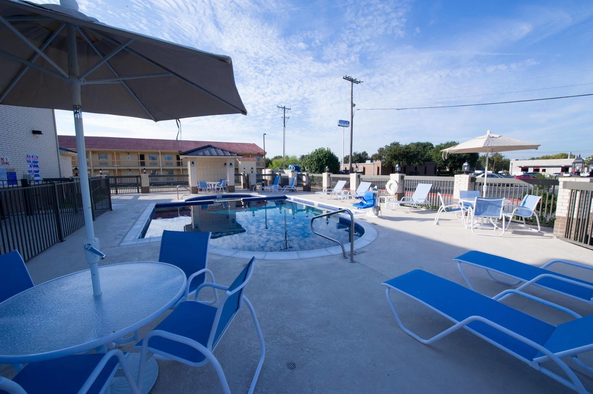 Arya Inn & Suites Фармърс Бранч Екстериор снимка