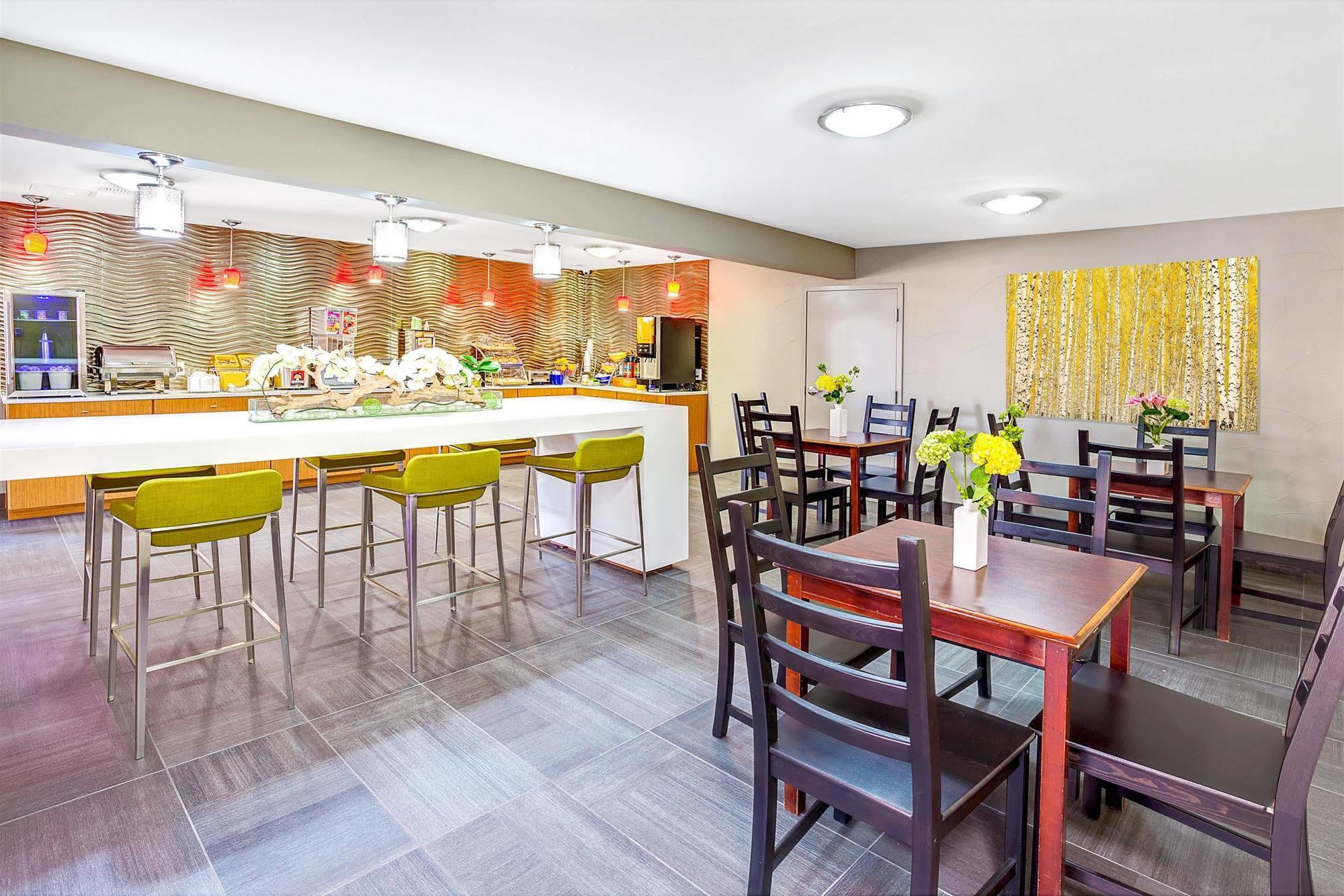 Arya Inn & Suites Фармърс Бранч Екстериор снимка