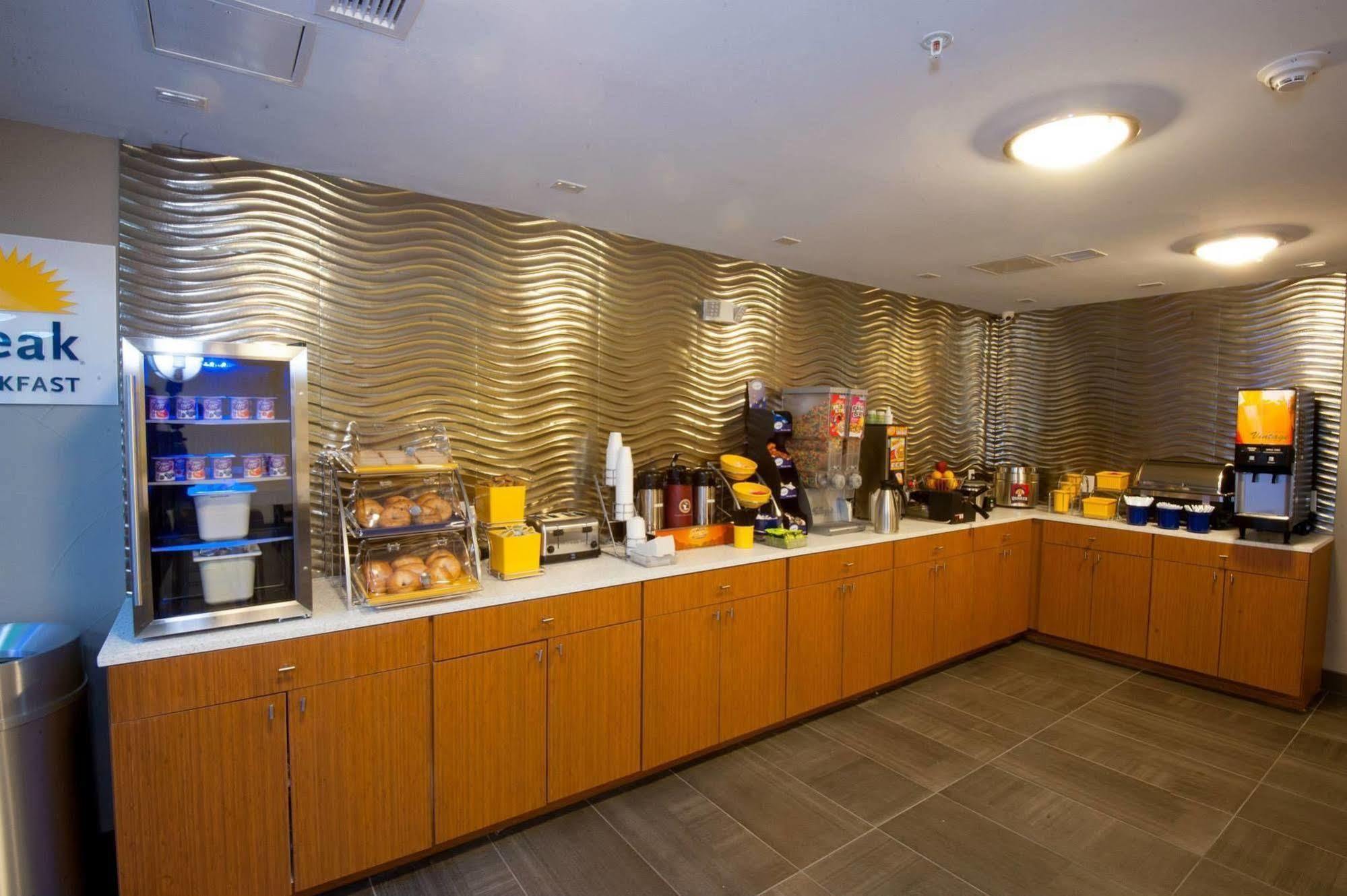 Arya Inn & Suites Фармърс Бранч Екстериор снимка