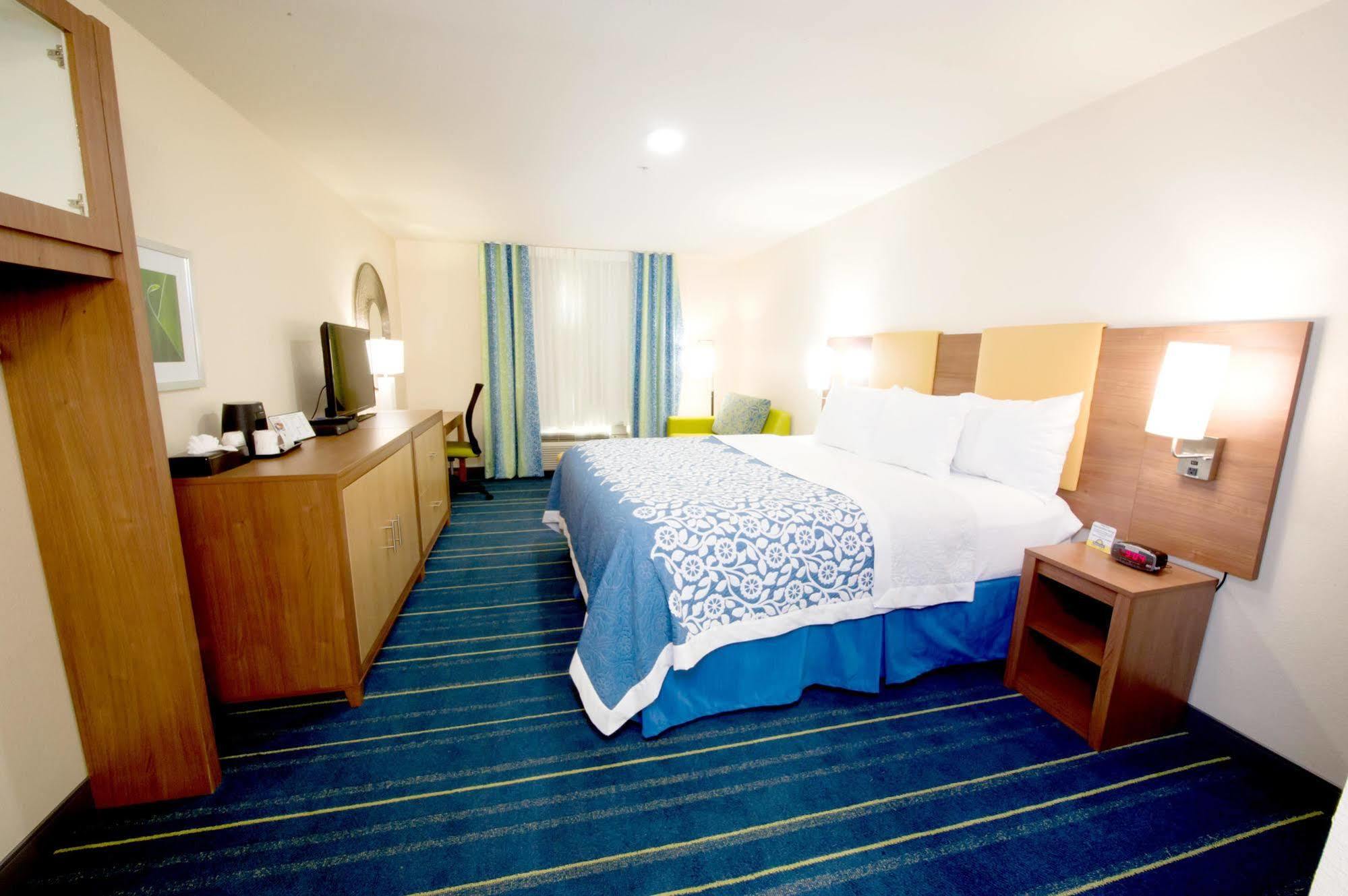 Arya Inn & Suites Фармърс Бранч Екстериор снимка